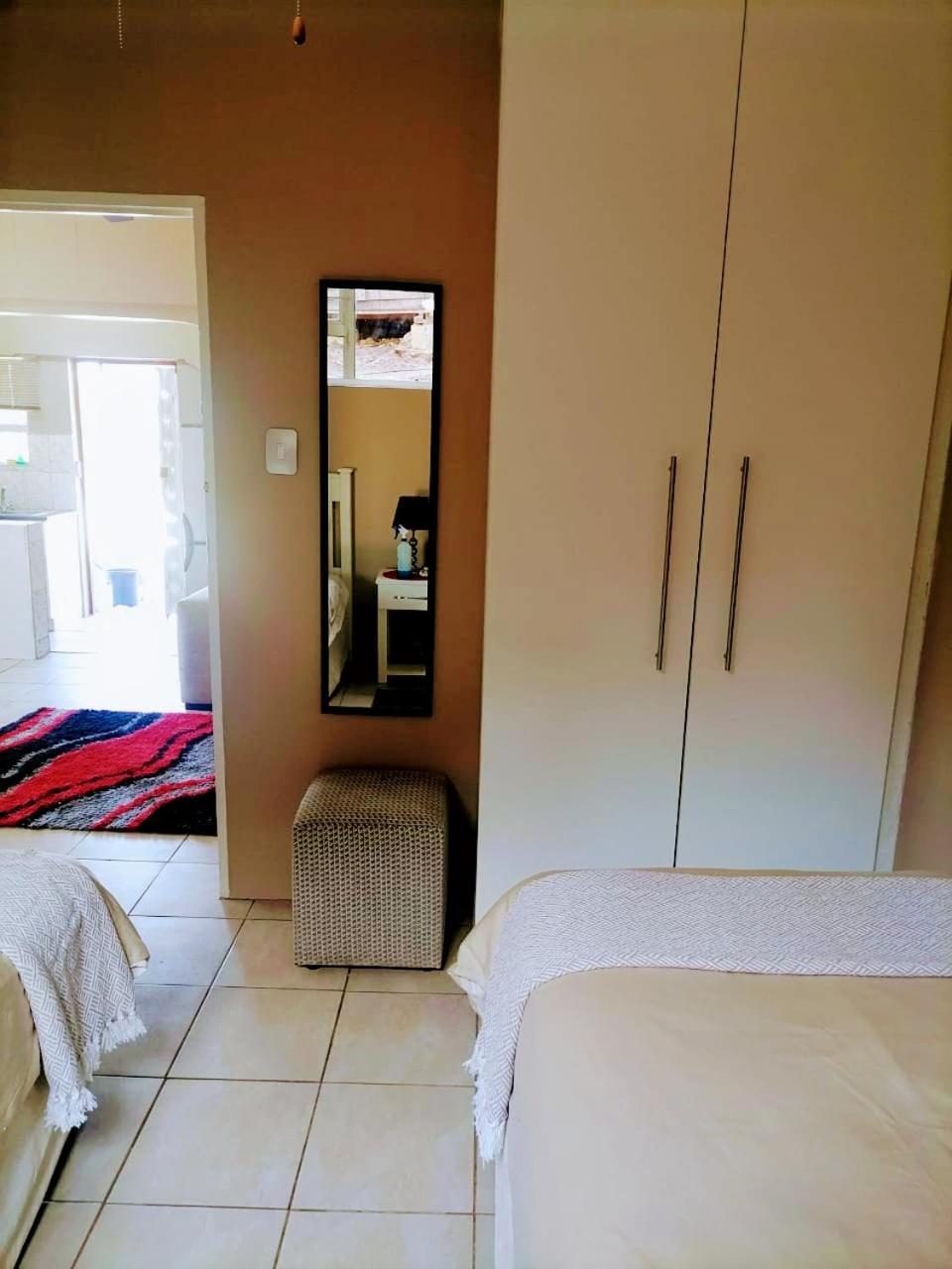 Poolside Guest House ポート・シェプストーン 部屋 写真